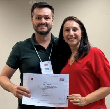 Participante recebendo o certificado